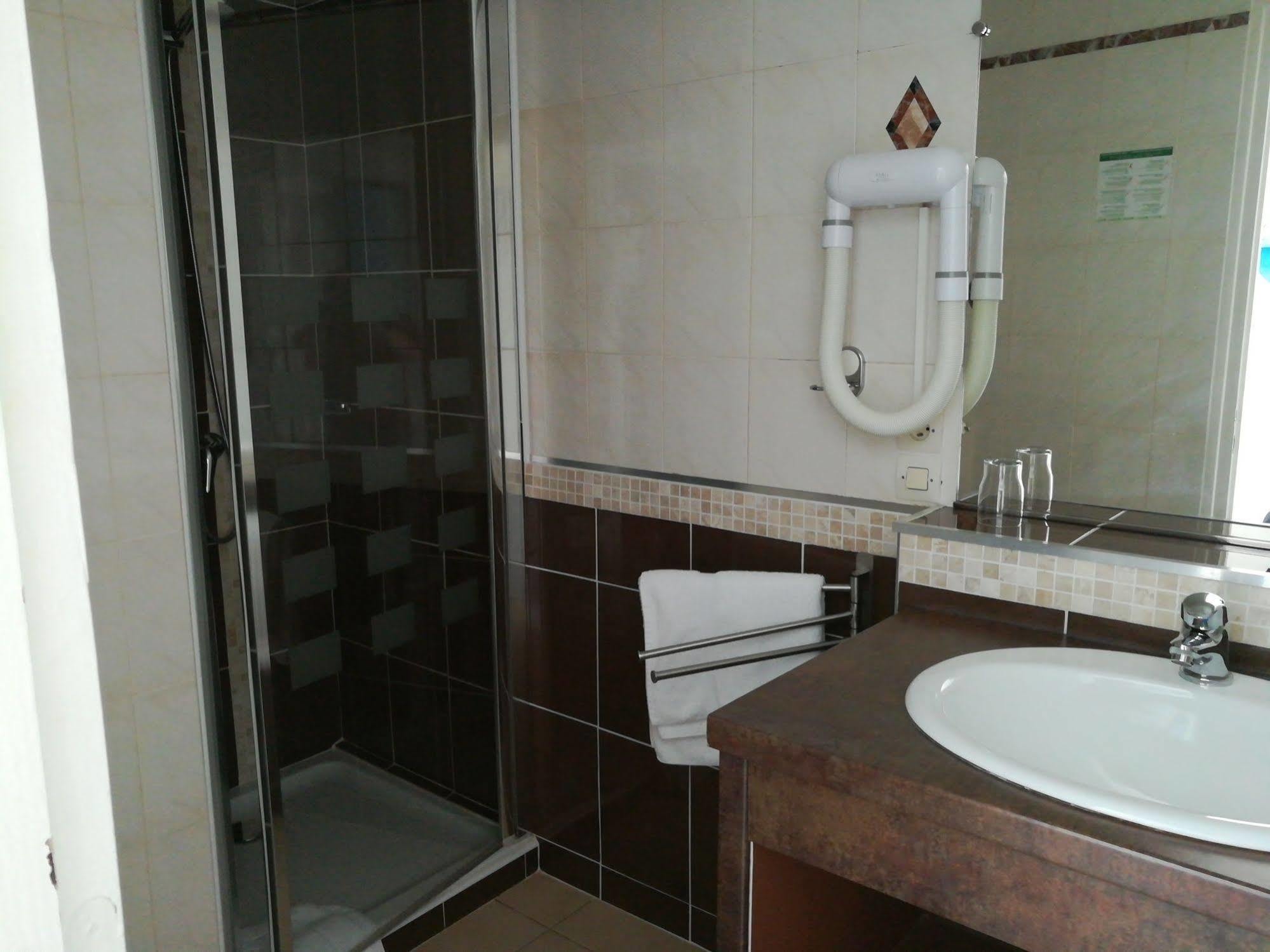Contact Hotel Du Relais 图阿尔 外观 照片