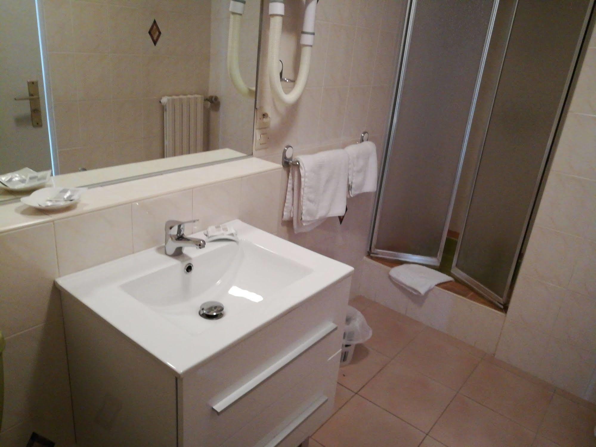 Contact Hotel Du Relais 图阿尔 外观 照片